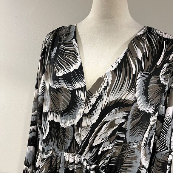 Tiana B V-neck long sleeve knee length plus size dress size 1X - Picture 2 of 14